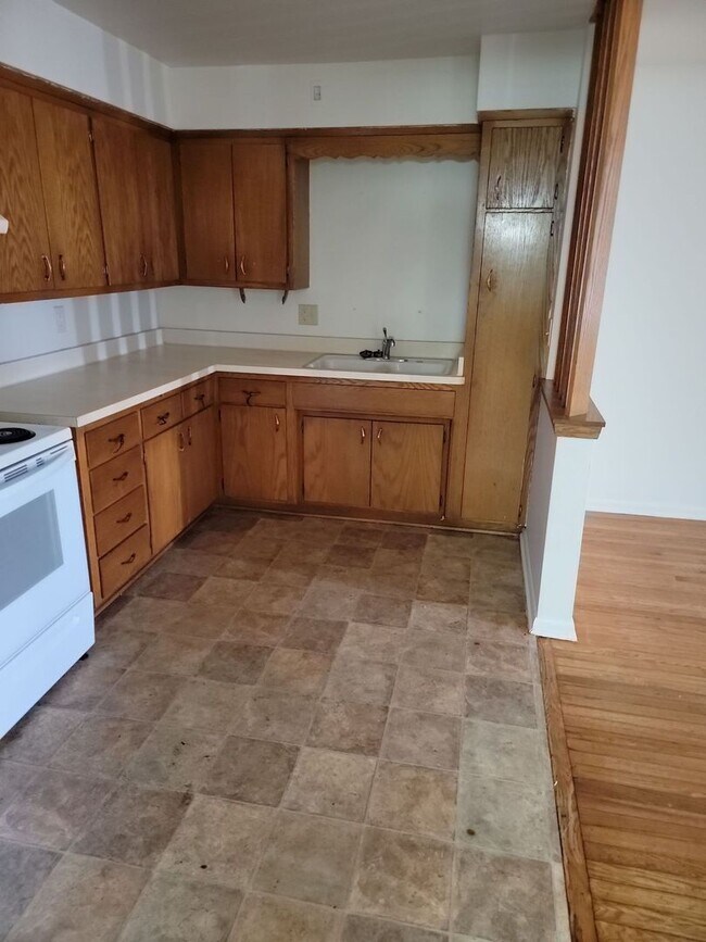 Building Photo - 1920 Lathrop Ave. (16 Unit)