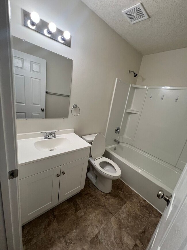 Building Photo - Spacious 4 bedroom Home conveniently locat...