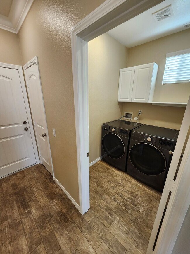 Building Photo - Luxurious 4-Bedroom View Home in Desirable...
