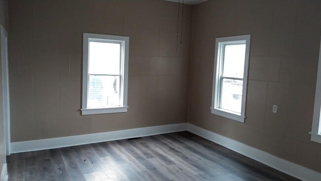 Building Photo - 207 W Oak St