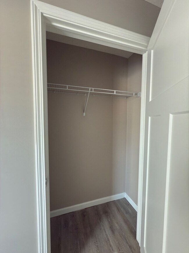 Building Photo - Newer 1 Bed 1 Bath apartment