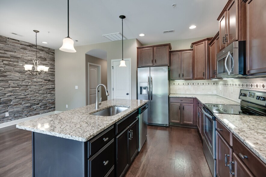 Building Photo - 104 Ambassador Private Cir