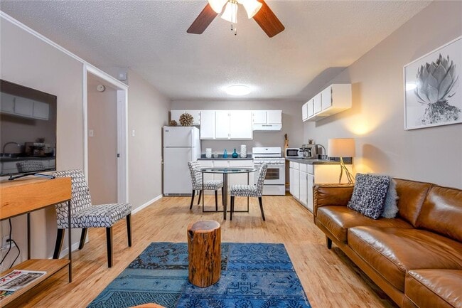 Building Photo - 1616 W 6th St