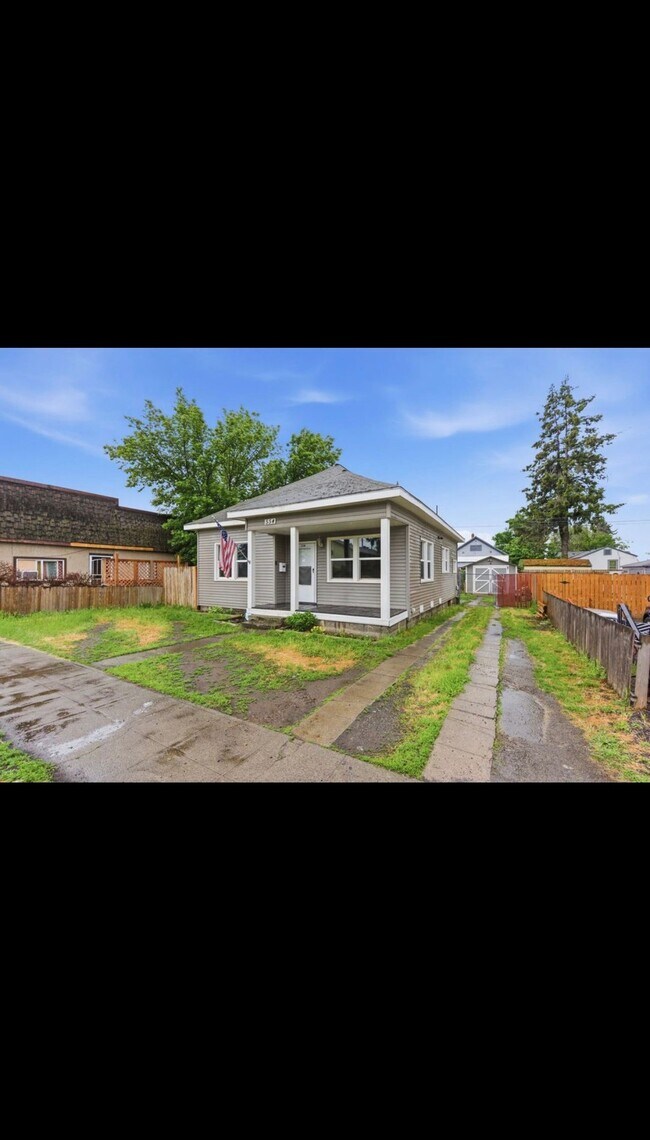 Building Photo - 554 E Bridgeport Ave