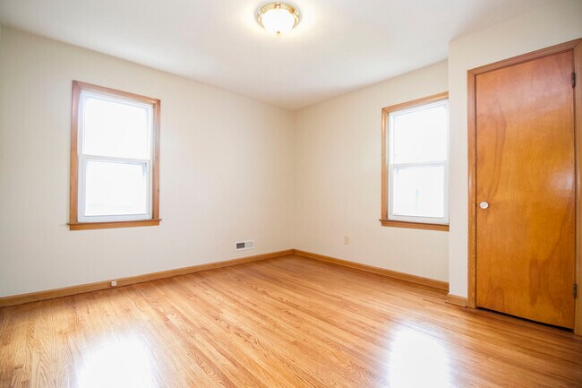 Building Photo - 320 Somerset St