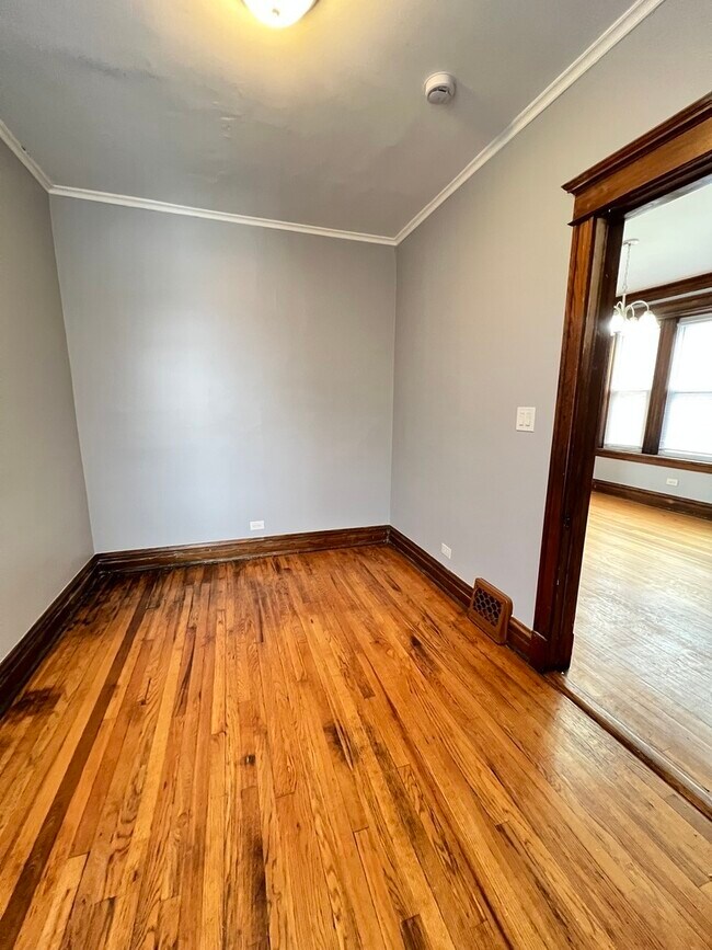 Building Photo - 6810 S Calumet Ave