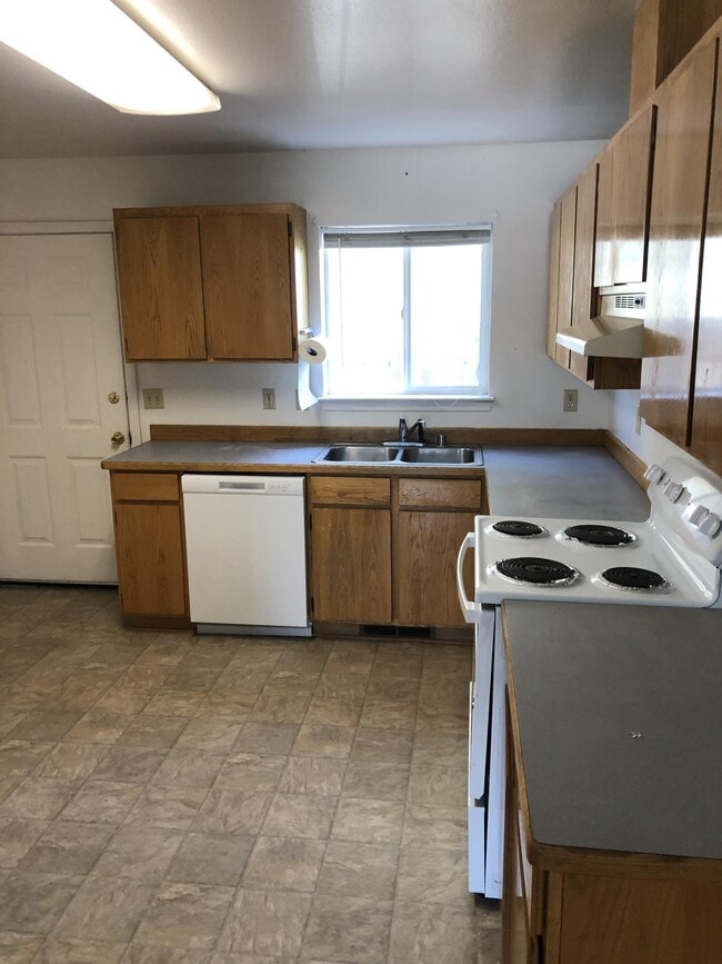 Primary Photo - 207 E Center St