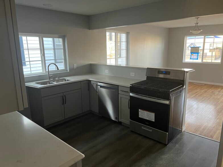 Building Photo - 1020 Aurora Ave