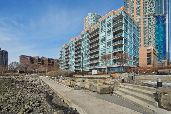 Building Photo - 25 Hudson St