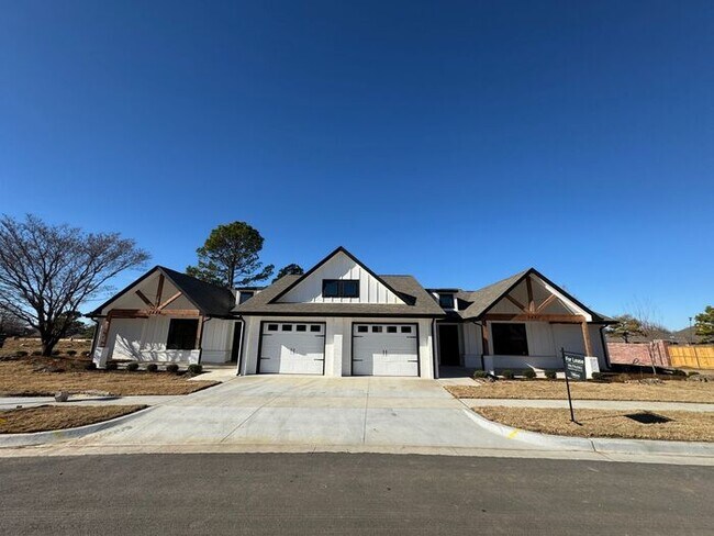 Building Photo - Newly Remodeled 2-Bedroom Duplex in Broken Arrow – Lawncare Included!
