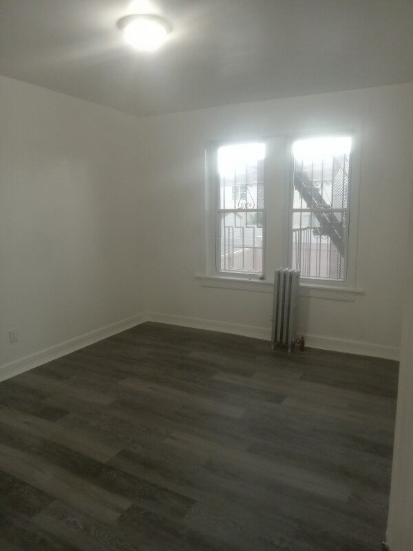 Building Photo - 526 S 14th St