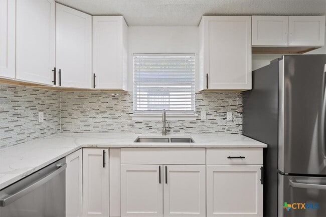 Building Photo - 907 Willow Brk St