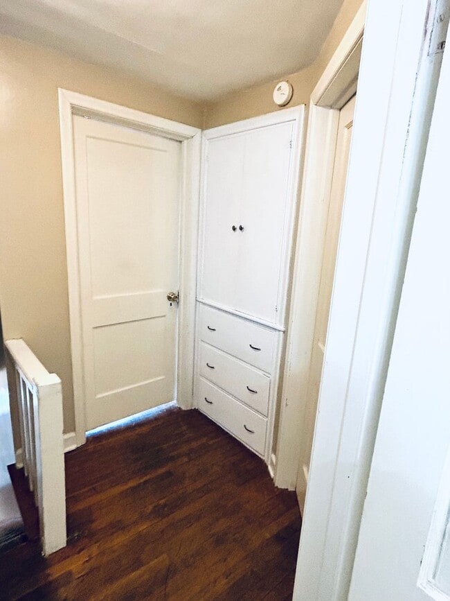 Building Photo - Spacious 2 Bedroom Home