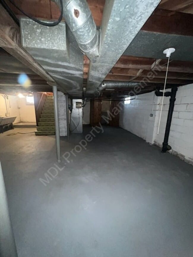 Building Photo - Come make this house your home!