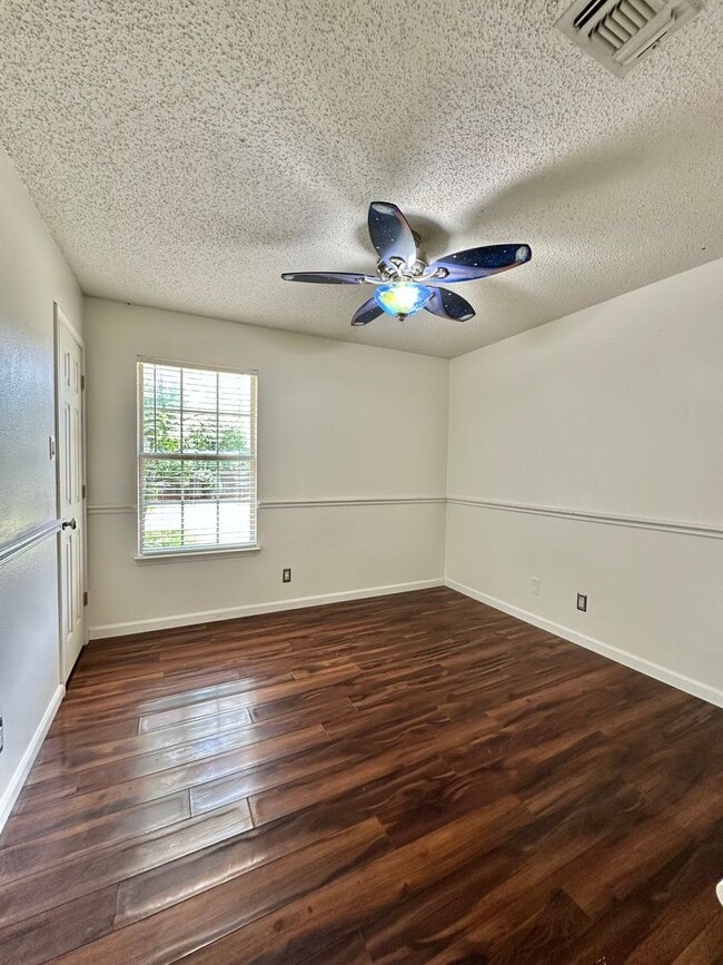 Building Photo - Move in Ready... Charming Home In The Bluf...