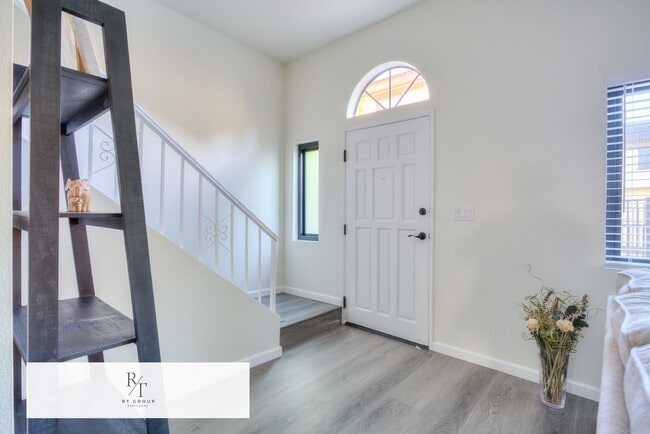 Building Photo - Fully Remodeled | Spacious & Bright Townhome