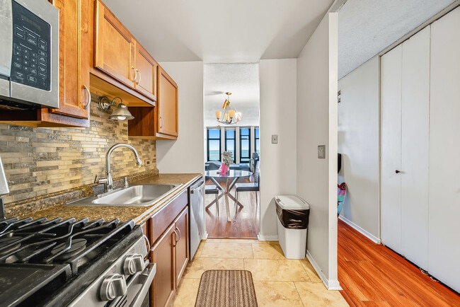 Building Photo - 6700 S South Shore Dr
