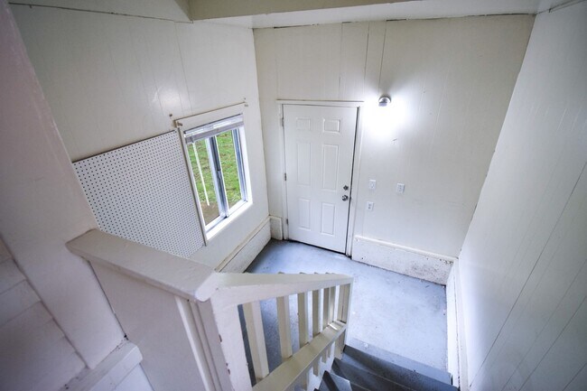 Building Photo - Spacious 4BD/2BA Two-Story Home w/ Fenced Yard & Huge Basement! Pets OK!