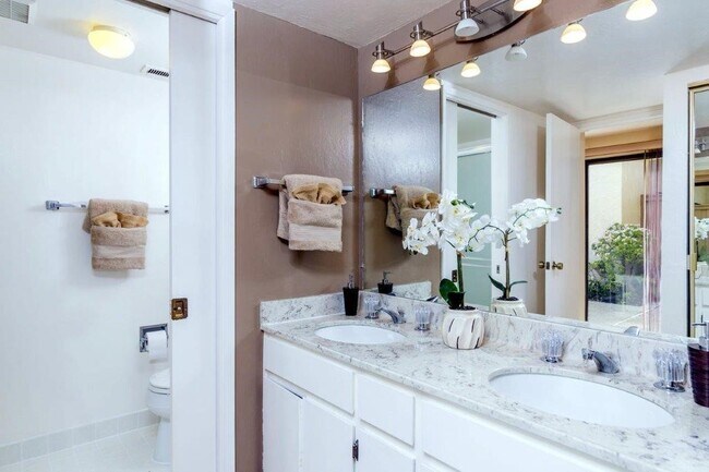 Building Photo - Walnut Creek Beautiful 2 bedroom 2 bath townhome excellent location!