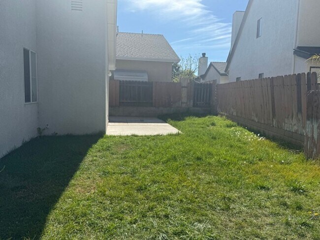 Building Photo - 3 Bedroom, 1 Bath Home with attached 2 car garage
