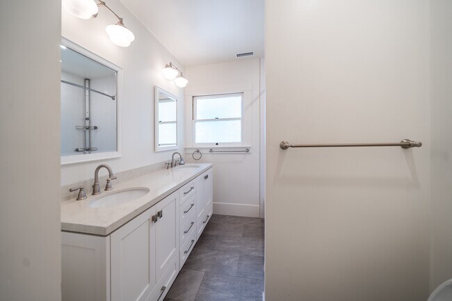 Building Photo - 3924 Alameda Pl