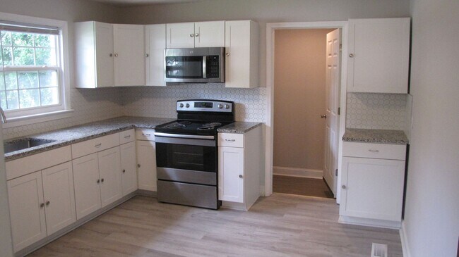 Building Photo - Charming 3 Bedroom, 1 Bathroom Home
