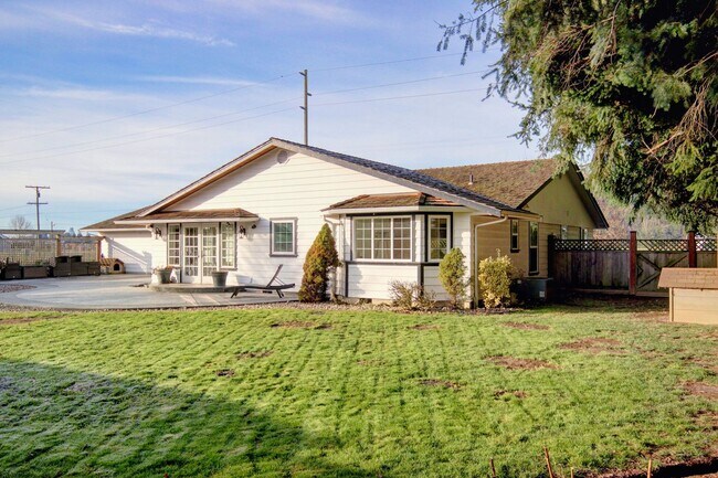 Building Photo - 3 Bedroom, 2 Bathroom House, Available Now!!!