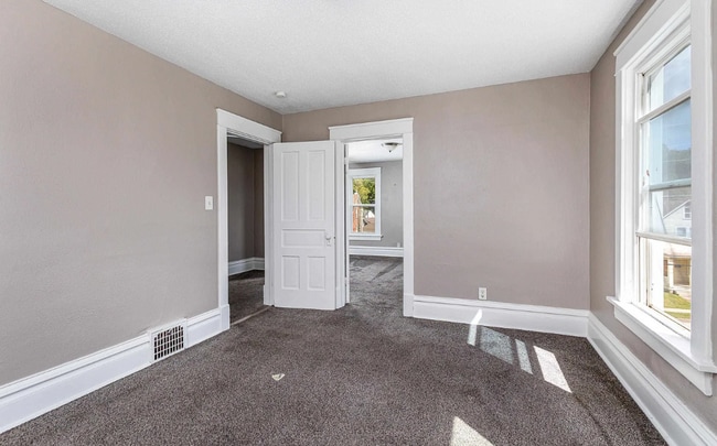 Building Photo - Charming 3-bedroom 1-bathroom single family house rental with a fenced in yard