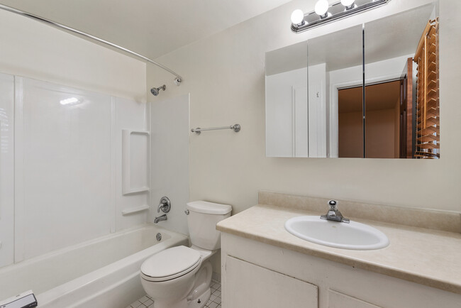 Full Bathroom - 5221 N Mohawk Ave