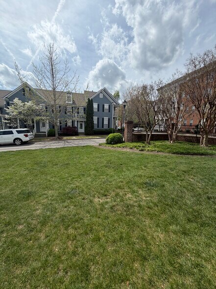 Building Photo - 7102 Lenox Village Dr