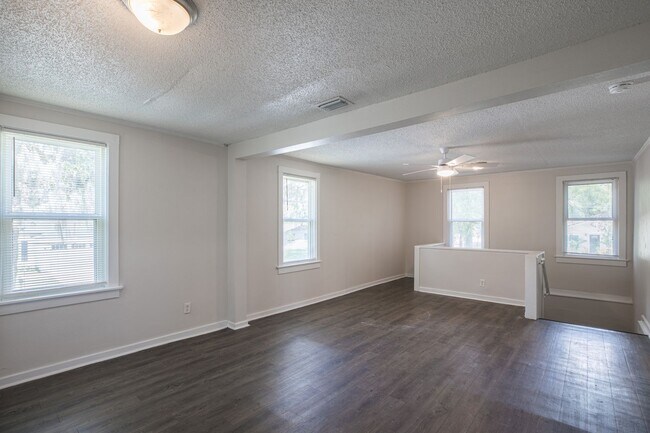 Building Photo - Spacious 3 bedroom, 1 Bathroom Upper Level Duplex Apartment