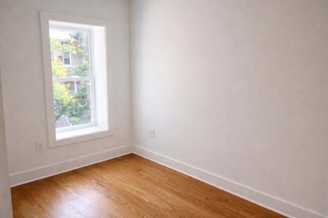 Building Photo - 727 Quebec Place NW