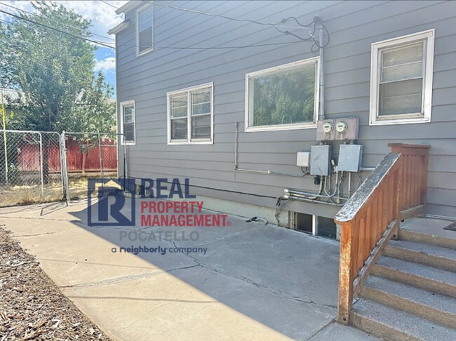 Building Photo - 1420/1422 E Elm St