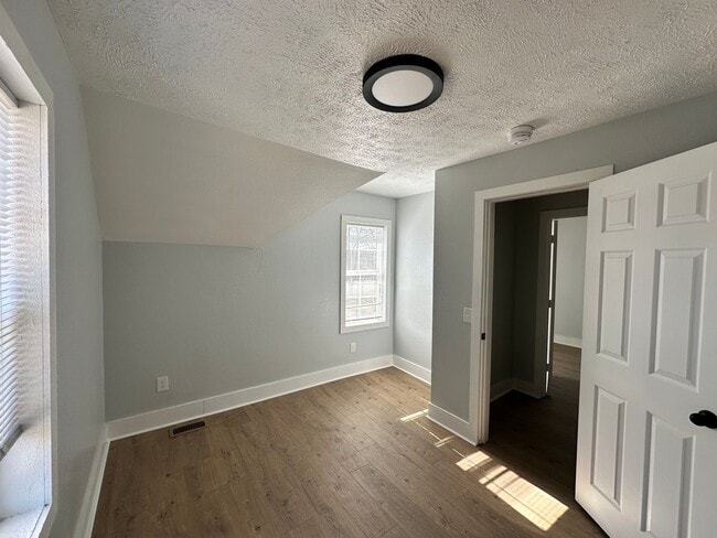 Building Photo - 215 E North - 4 Bedroom/1 Bathroom Home Do...