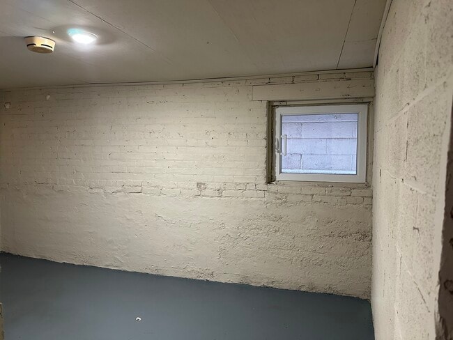 Building Photo - 1304 S 50th Ave