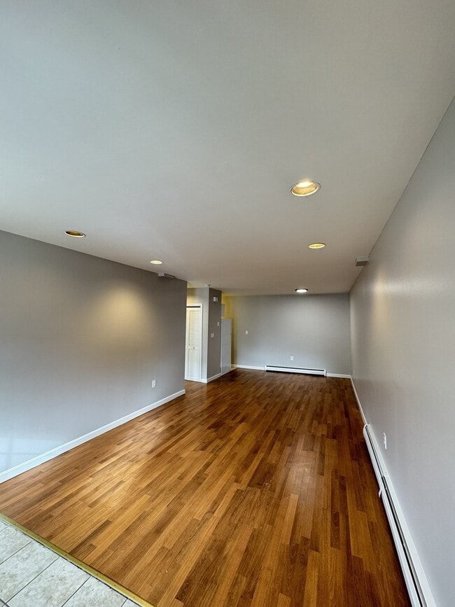 Building Photo - 22 Kenmar Dr