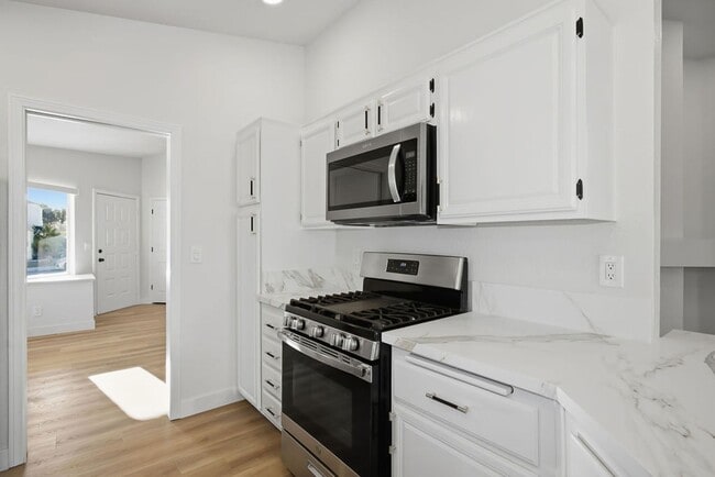 Building Photo - STUNNING DESERT SHORES MINUTES FROM THE LAKES!!!