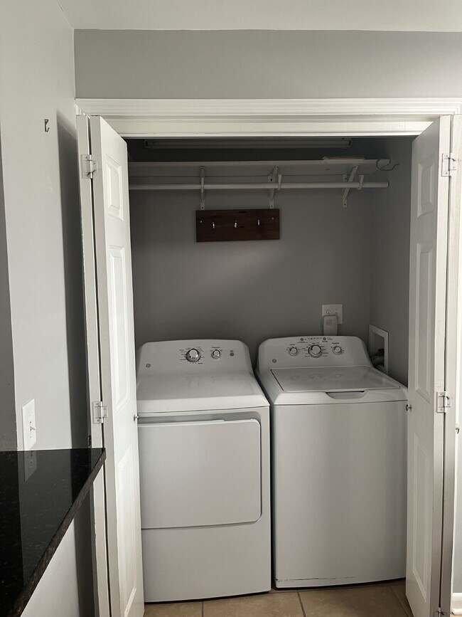 Building Photo - Charming 2 Bed, 1 Bath Nashville Rental - Prime Location on Lenore Street! FENCED BACK YARD!