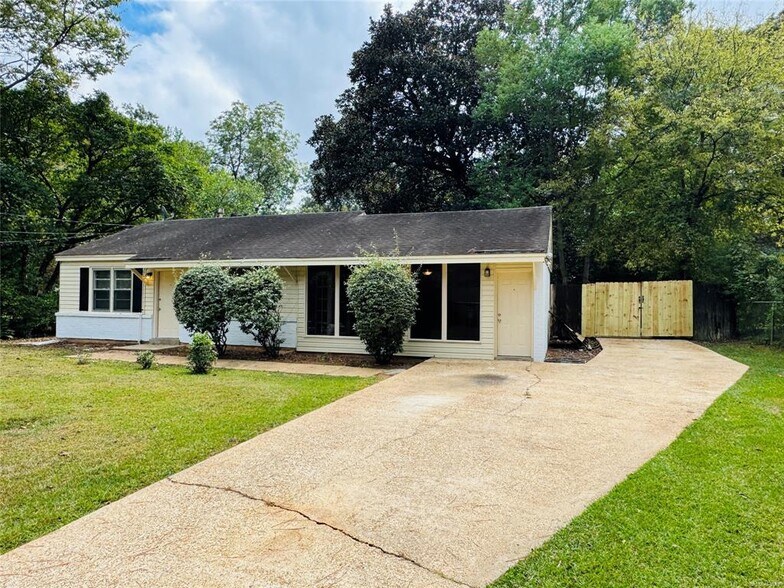 Building Photo - 4228 Hickory Dr