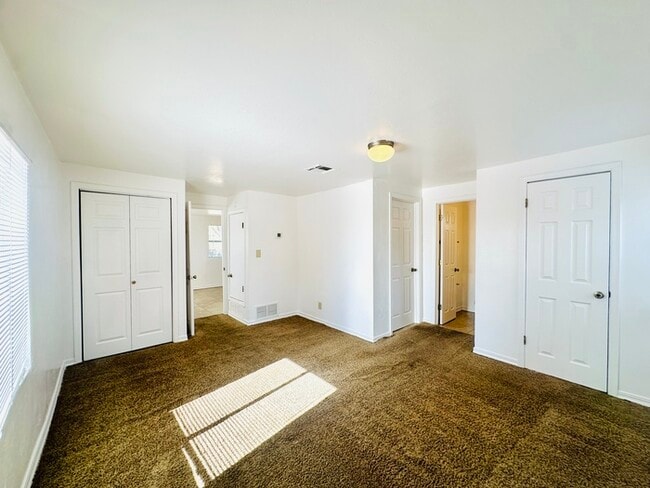Building Photo - Cottage Style 1 Bedroom with Natural Light...