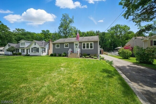 Building Photo - 22 Beaver Brook Ln