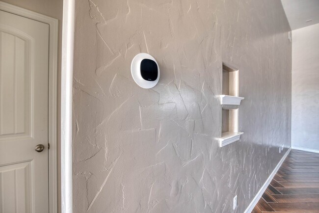 Building Photo - Eastside area for Short or Long Term Rental(Completely Furnished) Beautiful 4 bed/2 baths