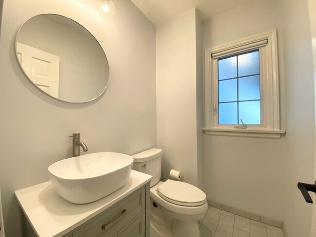 Building Photo - Gorgeous 2 bed home on the lake!!!