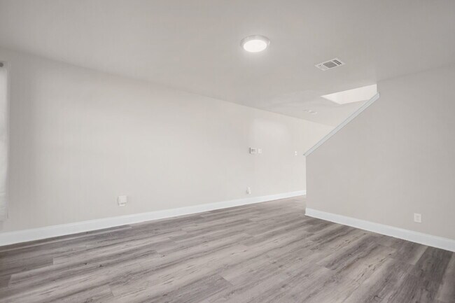 Building Photo - Spacious 4-bedroom, 2.5-bath home with 2,3...