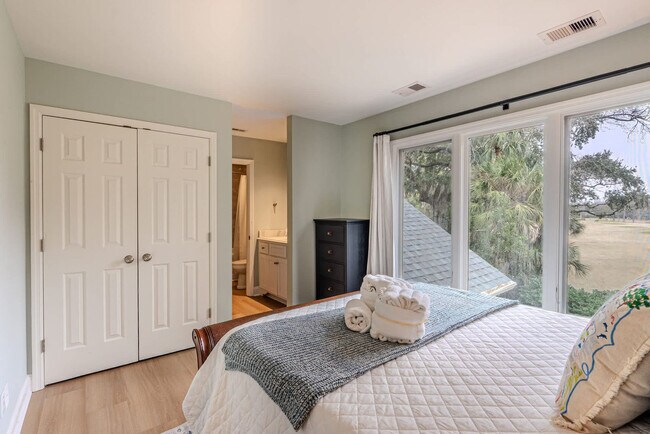 Building Photo - 8 Heath Dr