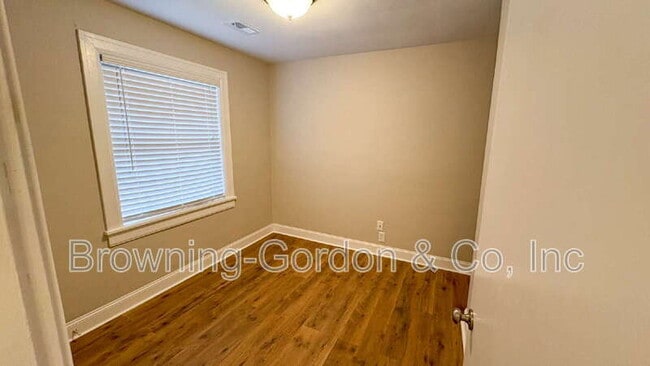 Building Photo - 328 E Thompson Ln