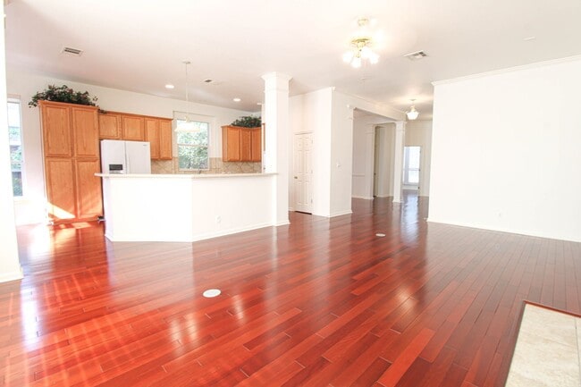 Building Photo - 121 Antler Cir