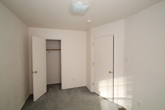 Building Photo - Convenience!