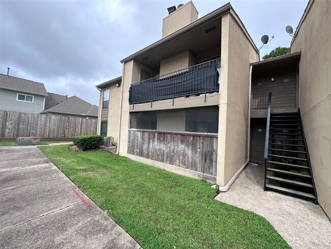 Building Photo - 3300 Pebblebrook Dr