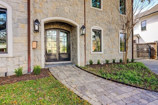 Building Photo - 3749 Olympia Dr